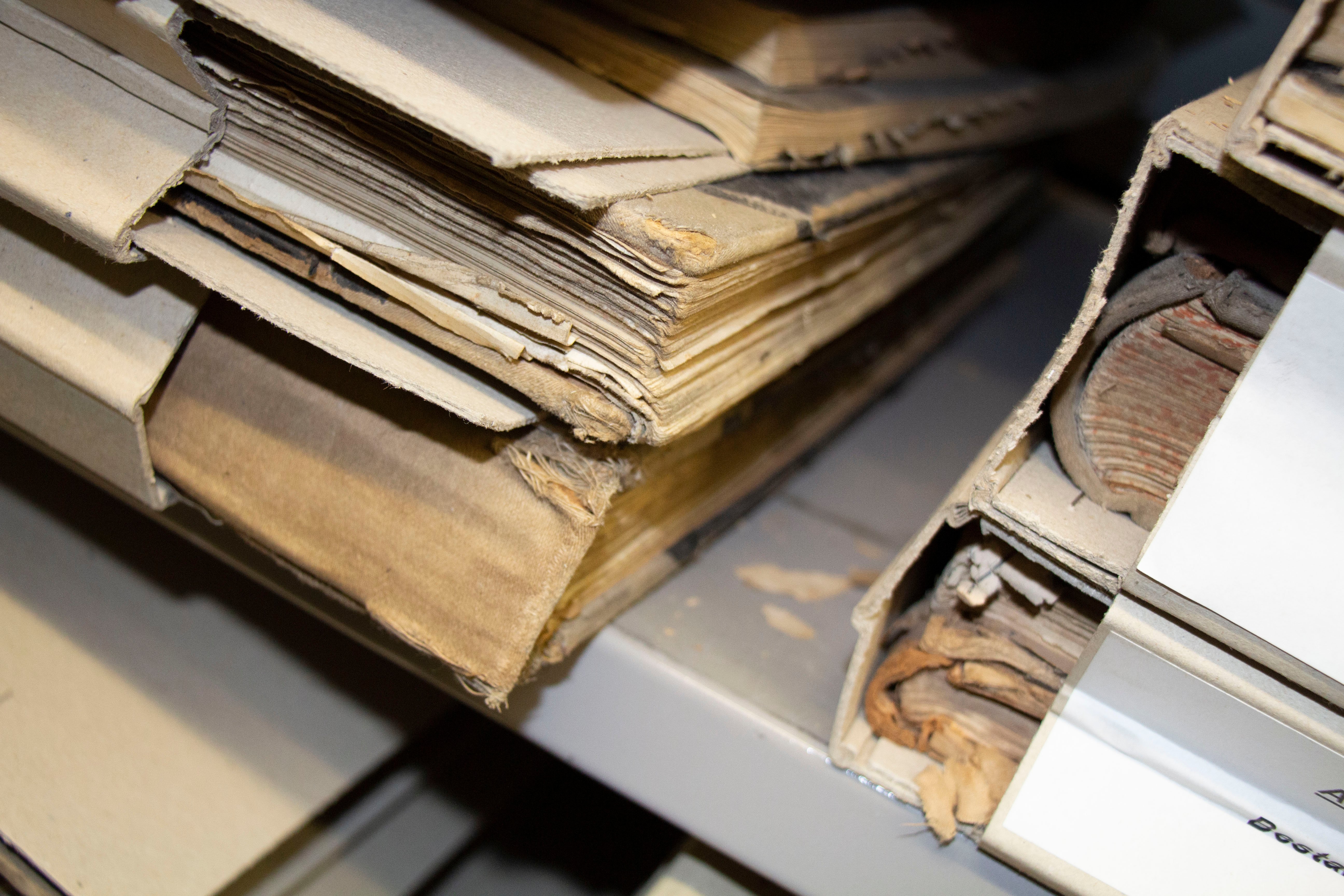 Vor der Reinigung und Neuverpackung: angegriffene und nicht fachgerecht verpackte Akten (Bild: Stadtarchiv Troisdorf) Vor der Reinigung und Neuverpackung: angegriffene und nicht fachgerecht verpackte Akten (Bild: Stadtarchiv Troisdorf)