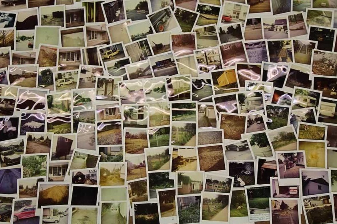 Das Stadtarchiv bewahrt viele alte Polaroidaufnahmen aus früheren Ermittlungen des Ordnungsamtes (Bild: Stadtarchiv Troisdorf) Das Stadtarchiv bewahrt viele alte Polaroidaufnahmen aus früheren Ermittlungen des Ordnungsamtes (Bild: Stadtarchiv Troisdorf)