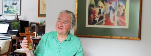 Ingrid Lehmann mit einem Erinnerungsstück: einem kleinen geschnitzten Holzkreuz von Weihnachten 1945, das ihre Großeltern aus einem Kopenhagener Flüchtlingslager mitbrachten (Bild: Stadtarchiv Troisdorf) Ingrid Lehmann mit einem Erinnerungsstück: einem kleinen geschnitzten Holzkreuz von Weihnachten 1945, das ihre Großeltern aus einem Kopenhagener Flüchtlingslager mitbrachten (Bild: Stadtarchiv Troisdorf)