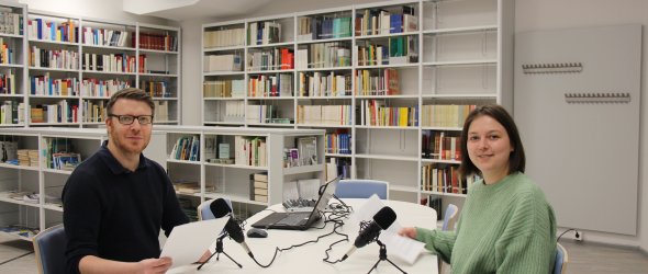 Unsere Praktikantin Johanna Wiese (rechts) und unser Auszubildender Christian Fuchs (links) bei der Aufnahme der 4. Podcast-Folge (Bild: Stadtarchiv Troisdorf) Unsere Praktikantin Johanna Wiese (rechts) und unser Auszubildender Christian Fuchs (links) bei der Aufnahme der 4. Podcast-Folge (Bild: Stadtarchiv Troisdorf)