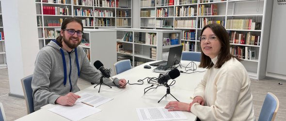 Unser Auszubildender Marcel Luitjens (links) und unsere Praktikantin Lea O’Brien (rechts) bei der Aufnahme der 5. Podcast-Folge (Bild: Stadtarchiv Troisdorf) Unser Auszubildender Marcel Luitjens (links) und unsere Praktikantin Lea O’Brien (rechts) bei der Aufnahme der 5. Podcast-Folge (Bild: Stadtarchiv Troisdorf)