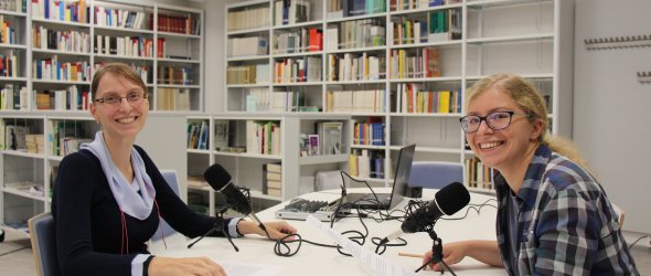 Unsere Praktikantinnen Annette Dittrich (links) und Antonia Pulselli (rechts) bei der Aufnahme der 3. Podcast-Folge (Bild: Stadtarchiv Troisdorf) Unsere Praktikantinnen Annette Dittrich (links) und Antonia Pulselli (rechts) bei der Aufnahme der 3. Podcast-Folge (Bild: Stadtarchiv Troisdorf)