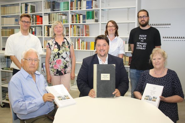 Vorstellung des neuen Troisdorfer Familienbuches im August 2022 (Bild: Stadtarchiv Troisdorf)