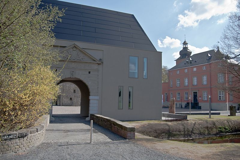 Historischer Torbau wurde erhalten und in den Neubau integriert