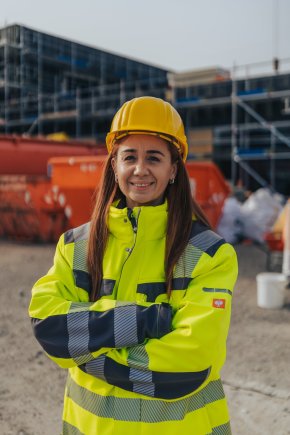 Person auf der Baustelle Frau mit Schutzhelm