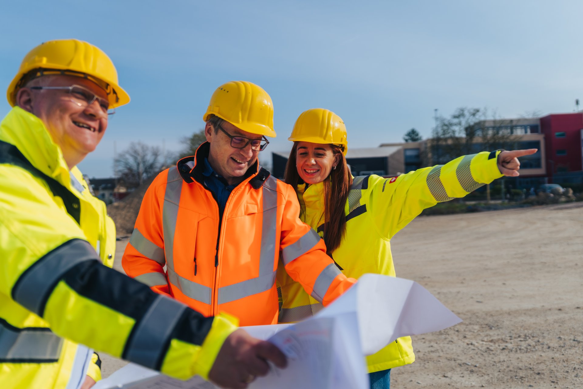 Personen auf Baustellen Personen mit Bauplan