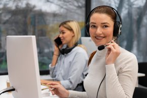 Büromitarbeiterin mit Headset Person telefoniert