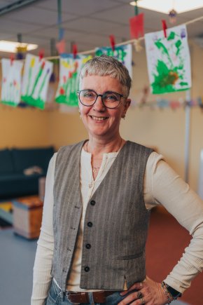 Person in der Kita Kindertagesstätte