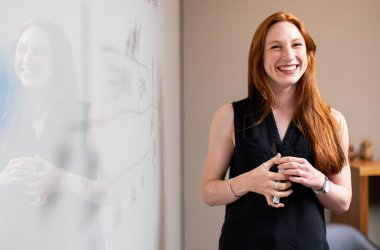 Mirarbeiterin Frau lacht