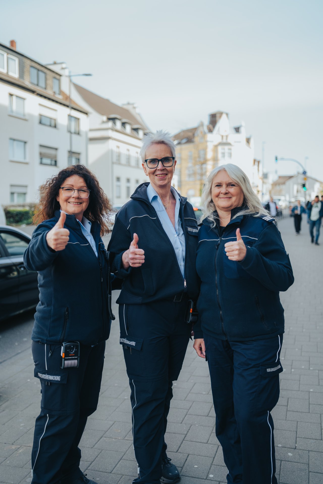 Personen der Verkehrsüberwachung Personen zeigen "Daumen hoch"