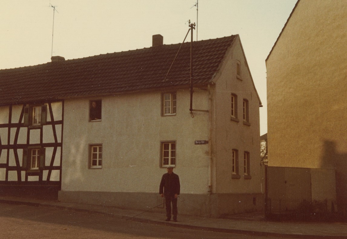 Altes Fachwerkhaus in der Bergstraße 1 im Jahr 1968, kurz bevor es abgerissen und die Bergstraße anschließend durch den Bau des Hertie-Kaufhauses überbaut wurde (Quelle: Stadtarchiv Troisdorf, Fotosammlung) Altes Fachwerkhaus in der Bergstraße 1 im Jahr 1968, kurz bevor es abgerissen und die Bergstraße anschließend durch den Bau des Hertie-Kaufhauses überbaut wurde (Quelle: Stadtarchiv Troisdorf, Fotosammlung)