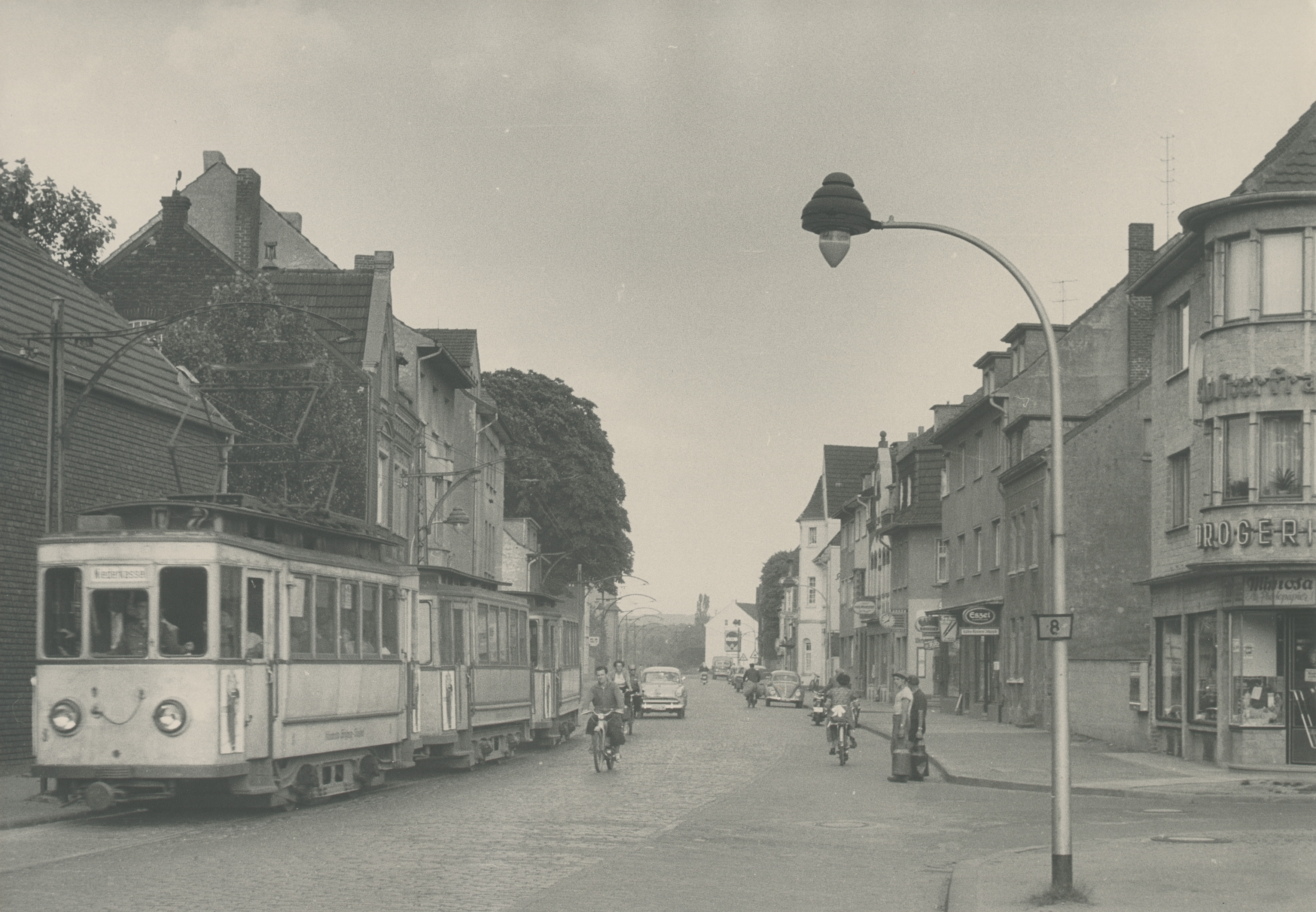 Historische Aufnahme der Frankfurter Straße aus dem Jahr 1957, Fotograf: Fritz Vogel (Stadtarchiv Troisdorf, Fotosammlung) Historische Aufnahme der Frankfurter Straße aus dem Jahr 1957, Fotograf: Fritz Vogel (Stadtarchiv Troisdorf, Fotosammlung)