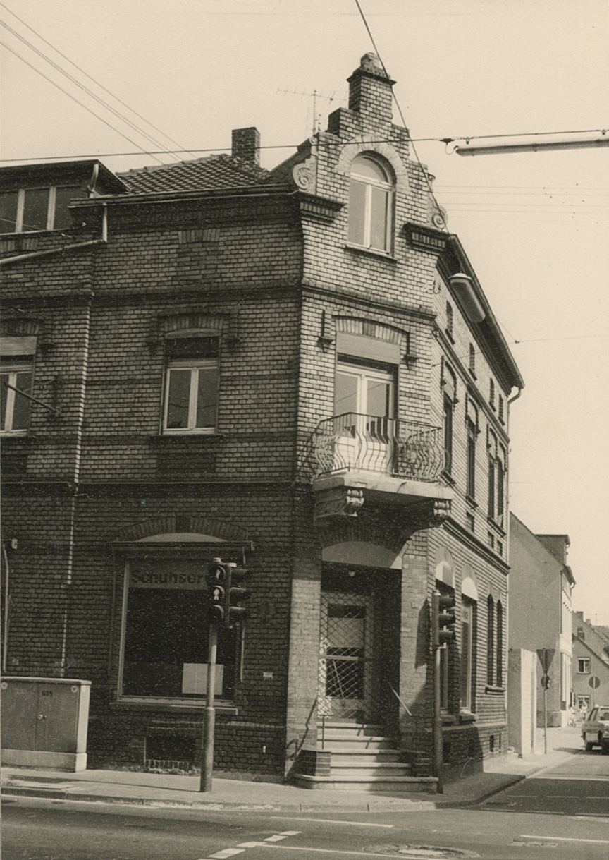 Aufnahme des Eckhauses an der Hauptstraße 170 in Spich aus den 1970er-Jahren (Stadtarchiv Troisdorf, B 542)