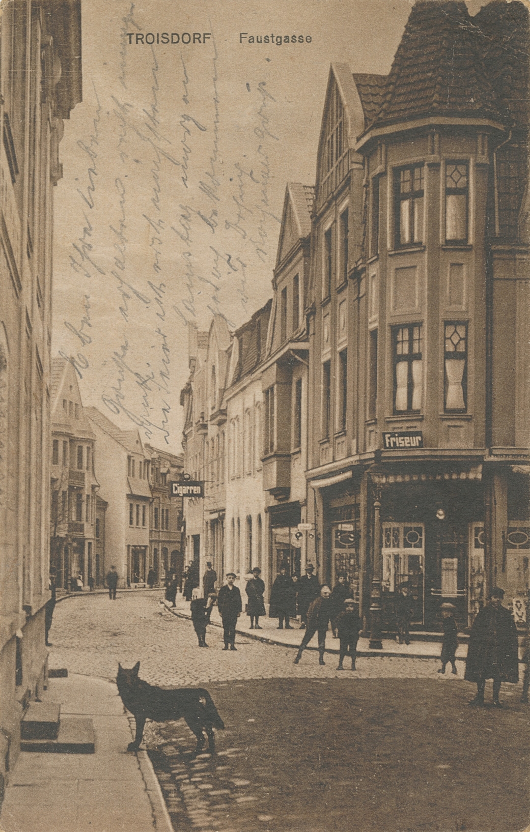 Die damalige Faustgasse (heute Teil der Hippolytusstraße) auf einer historischen Ansichtskarte, Verlag Wilh. Hagedorn in Troisdorf (Quelle: Stadtarchiv Troisdorf)