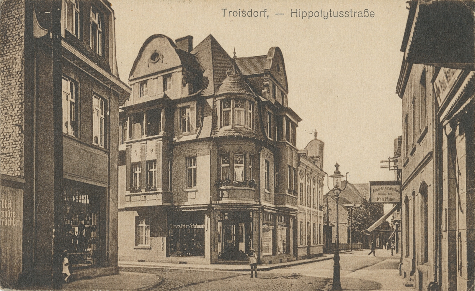 Die Hippolytusstraße auf einer historischen Ansichtskarte, Verlag G. Pascher in Troisdorf (Quelle: Stadtarchiv Troisdorf)