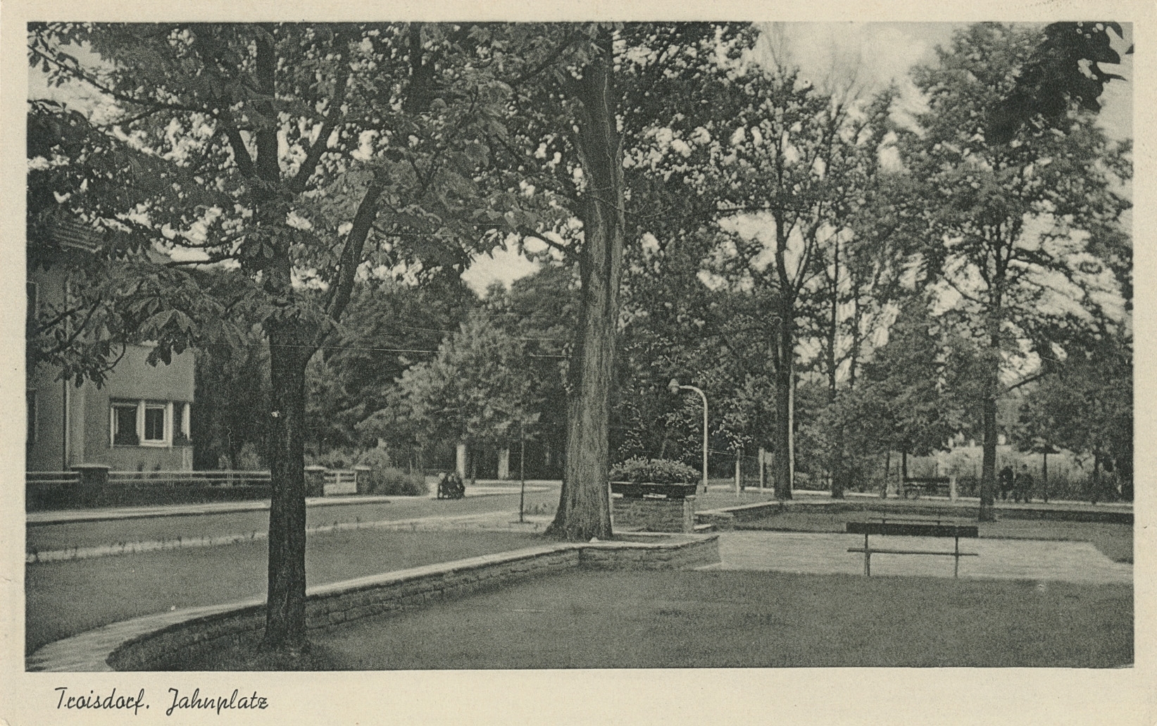 Der Jahnplatz auf einer historischen Ansichtskarte, Verlag: Cramer Kunstanstalt KG, Dortmund (Quelle: Stadtarchiv Troisdorf)