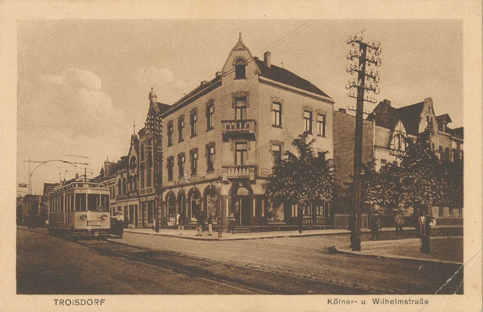 Ecke Kölner Straße - Wilhelmstraße auf einer historischen Ansichtskarte, Verlag Ferdinand Becker (Quelle: Stadtarchiv Troisdorf) Ecke Kölner Straße - Wilhelmstraße auf einer historischen Ansichtskarte, Verlag Ferdinand Becker (Quelle: Stadtarchiv Troisdorf)