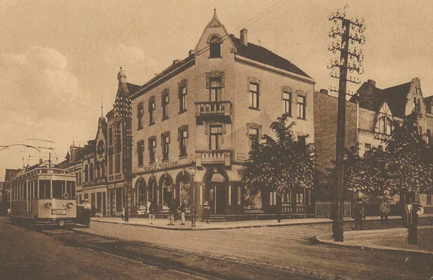 Ecke Kölner Straße - Wilhelmstraße auf einer historischen Ansichtskarte, Verlag Ferdinand Becker (Quelle: Stadtarchiv Troisdorf) Ecke Kölner Straße - Wilhelmstraße auf einer historischen Ansichtskarte, Verlag Ferdinand Becker (Quelle: Stadtarchiv Troisdorf)