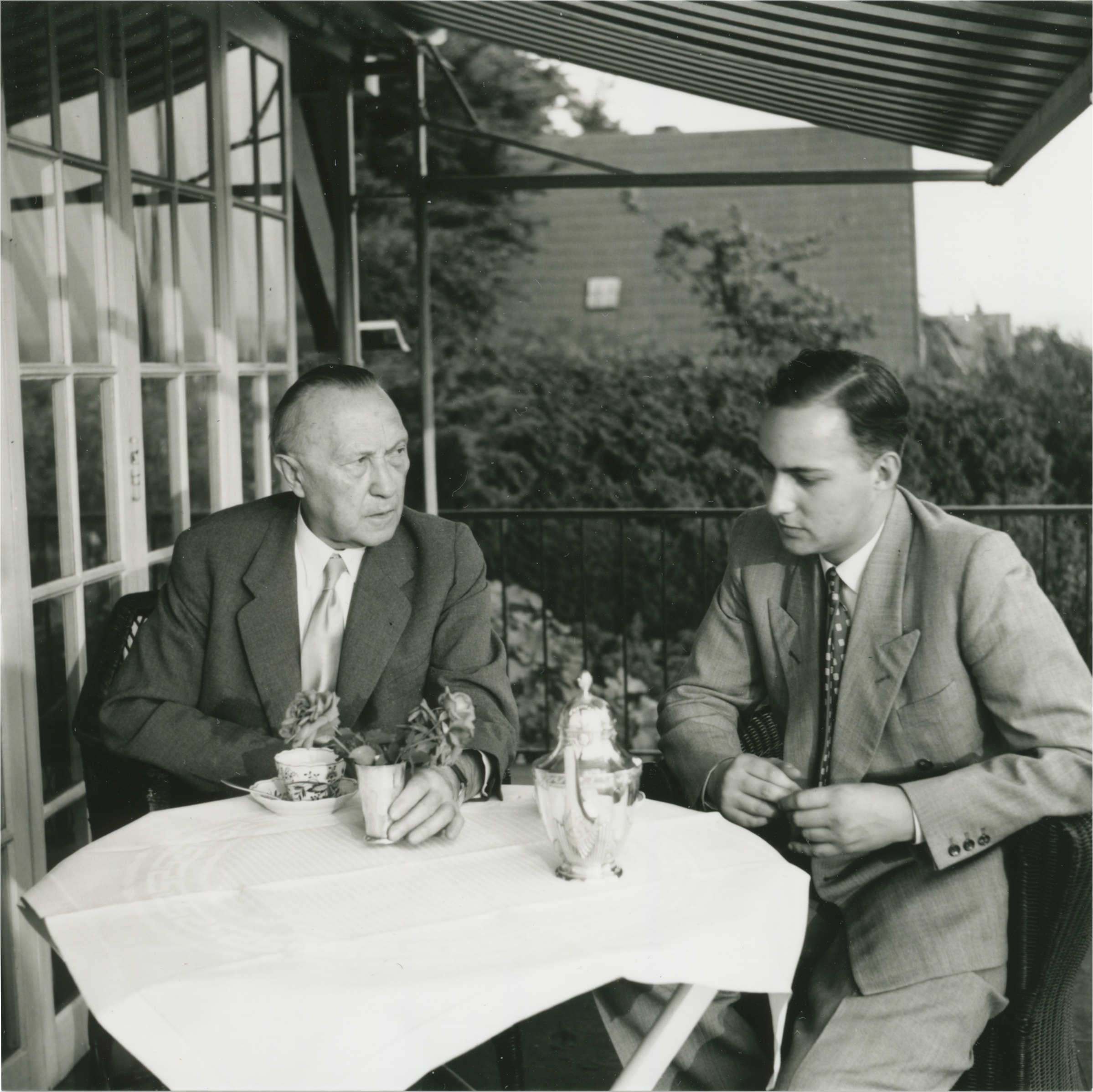 Konrad Adenauer mit Sohn Georg im Privathaus Adenauers in Rhöndorf, 1953 (Quelle: Stadtarchiv Troisdorf, Fotosammlung, Fotograf: Peter Bouserath)