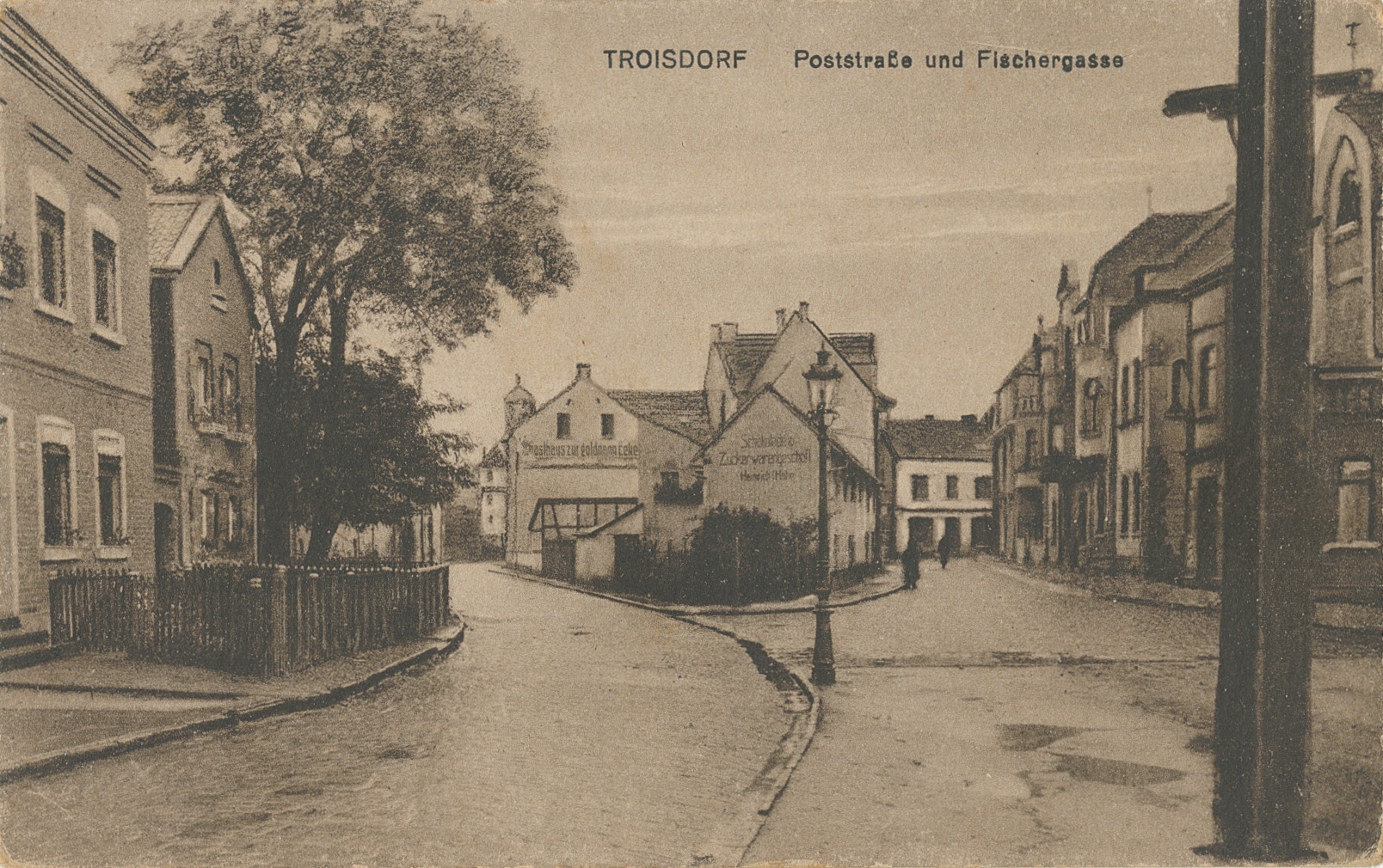 Die Poststraße und Fischergasse auf einer historischen Ansichtskarte, Verlag Wilhelm Hagedorn (Quelle: Stadtarchiv Troisdorf)