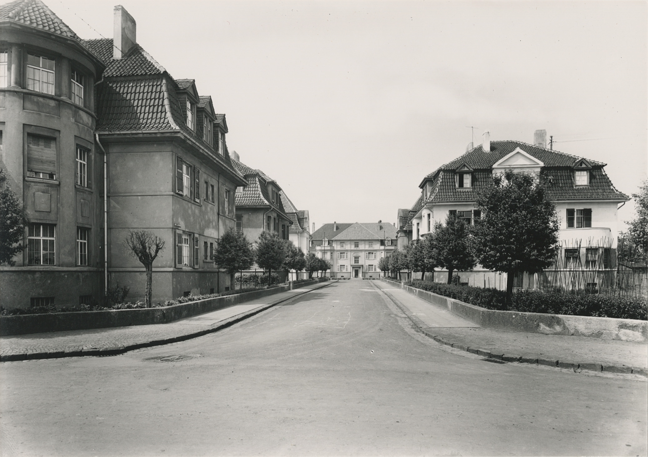 Stahlstraße vor 1969, Foto: Bernauer (Quelle: Stadtarchiv Troisdorf) Stahlstraße vor 1969, Foto: Bernauer (Quelle: Stadtarchiv Troisdorf)