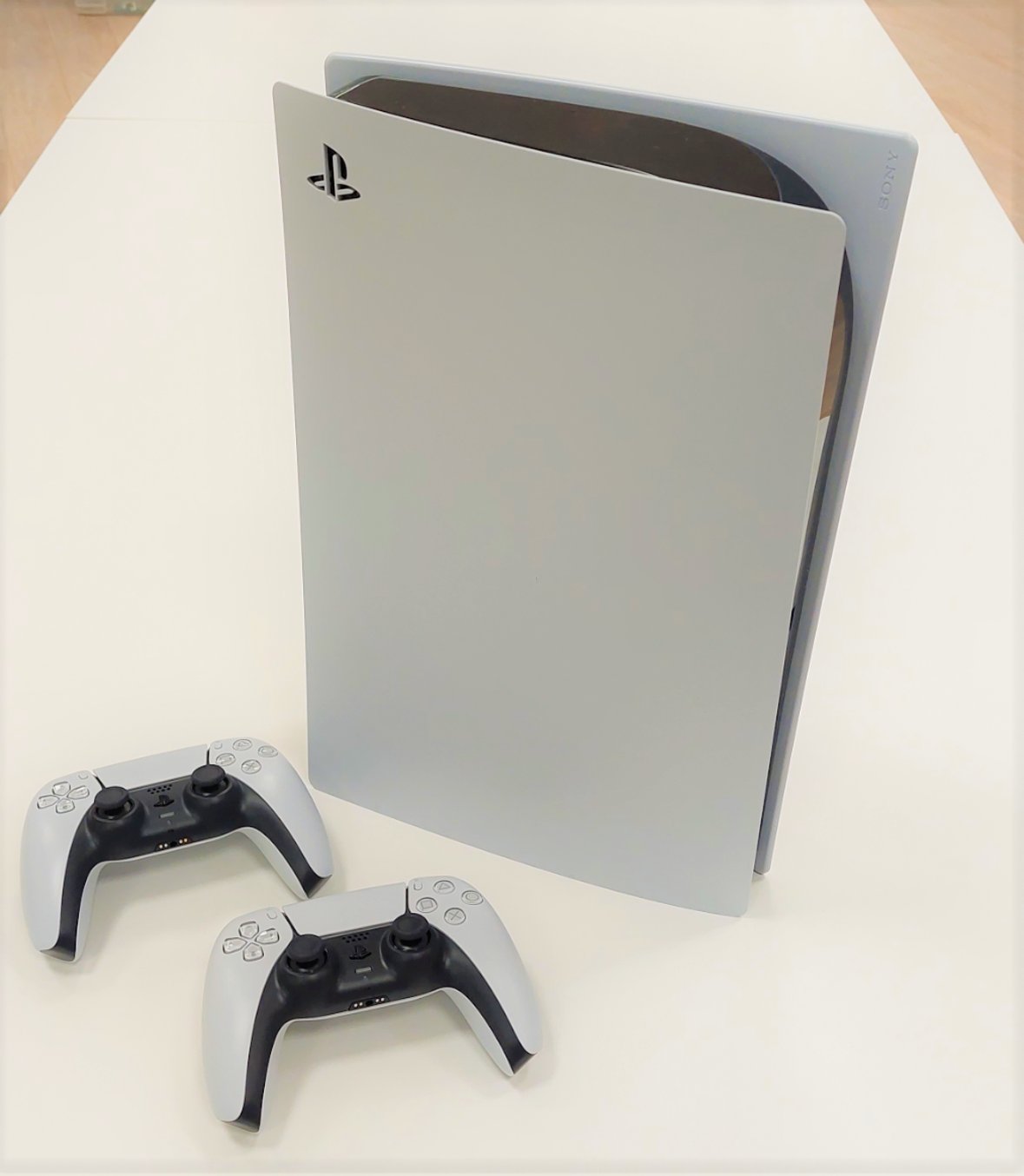 Das Bild zeigt die Spielekonsole Playstation 5