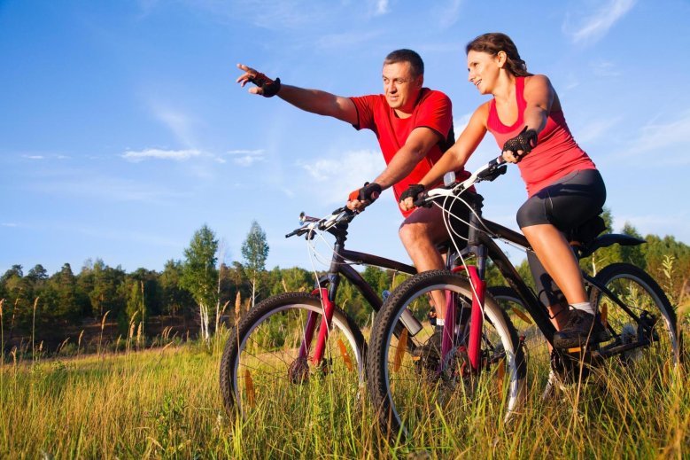 Cycling Ein Mann und eine Frau auf Fahrrädern