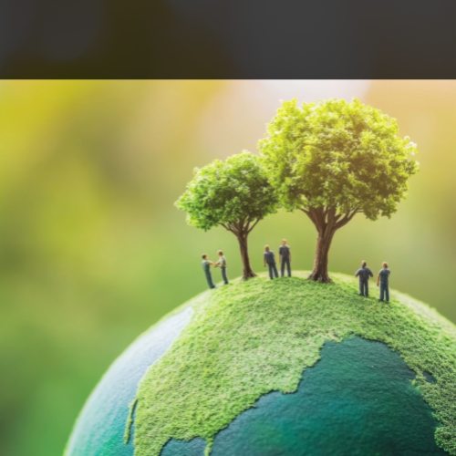 Modelle von Bäumen auf einer Miniatur-Erde