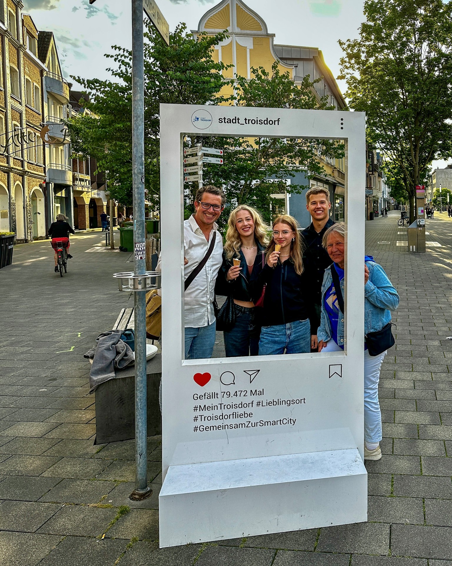 Eine Familie in einem Insta-Rahmen