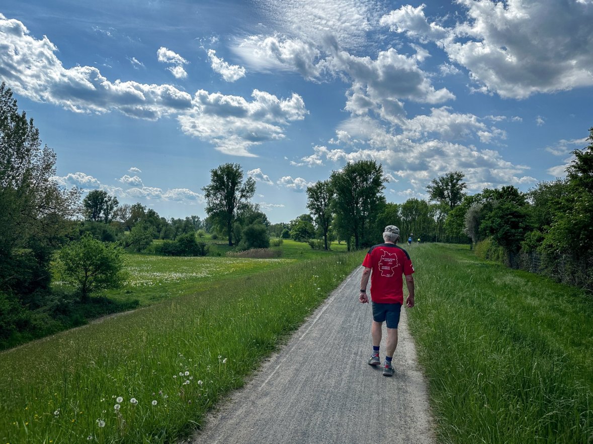 Ein Mann auf dem Siegdamm
