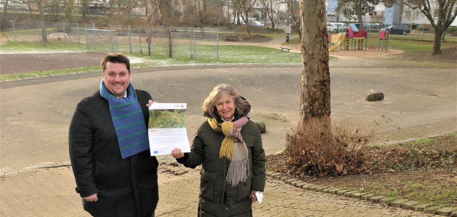 Mit Infos zu den EU-Fördermitteln: Bürgermeister Alexander Biber und Amtsleiterin Ulrike Tesch auf dem Spielplatz Alemannenstraße.