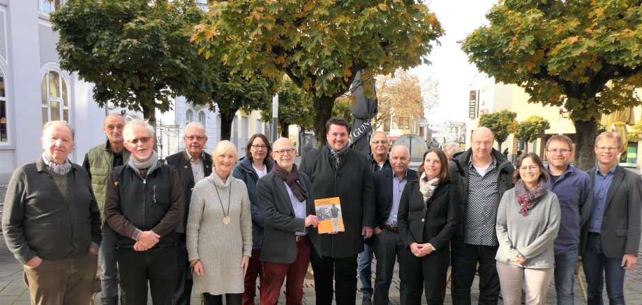 Autorinnen und Autoren des neuen Jahreshefts, in der Mitte mit Bürgermeister Alexander Biber und Claus Chrispeels. 
